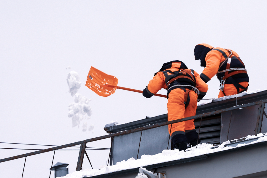 Vi rydder effektivt snø og is fra taket på din eiendom